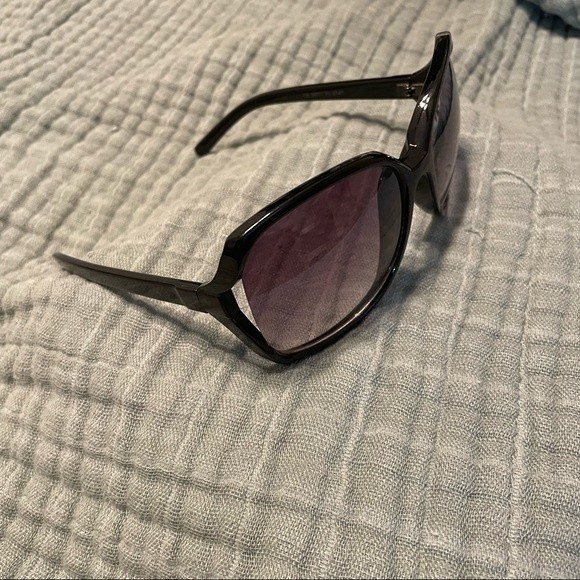 Oversized Fashion Sunglasses - Picture 2 of 4